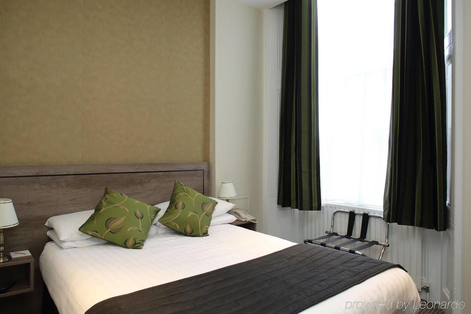 Kensington Gardens Отель 2*